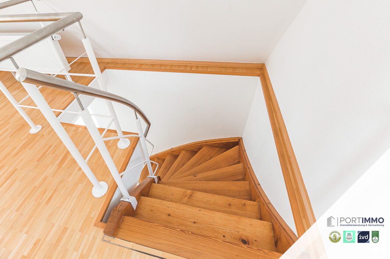 Treppenhaus OG zu EG