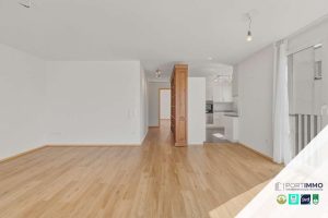 Wohnzimmer zur Küche/Flur