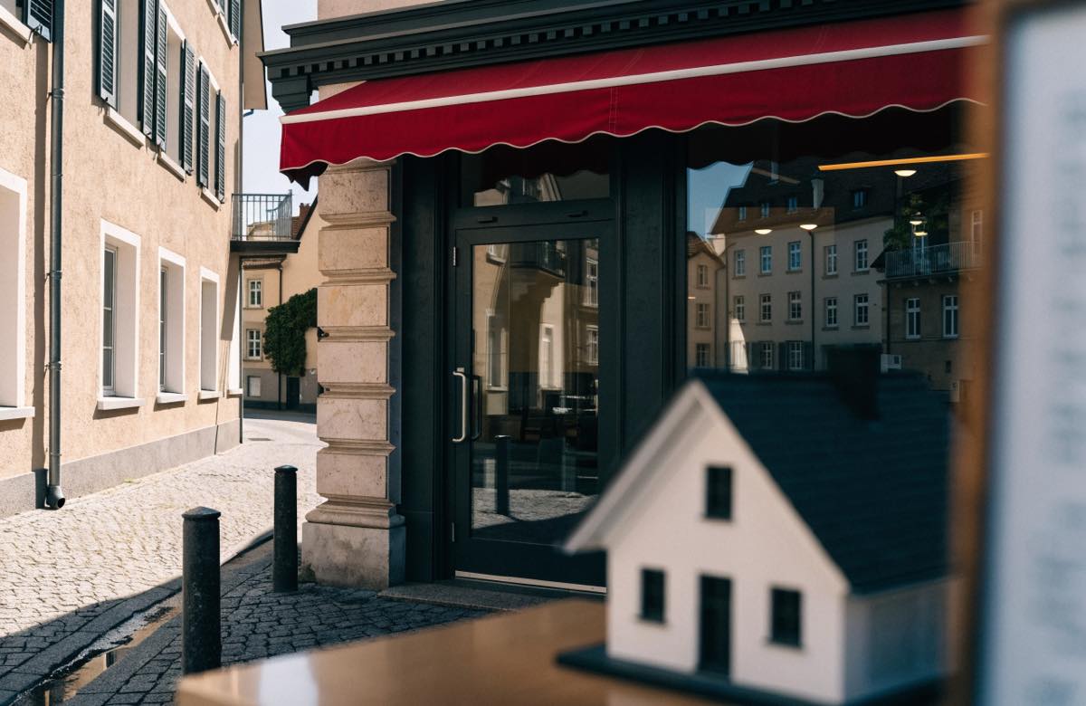Haus verkaufen über Sparkasse oder Bank: Was der Bankmakler leistet - und wo die Grenzen liegen